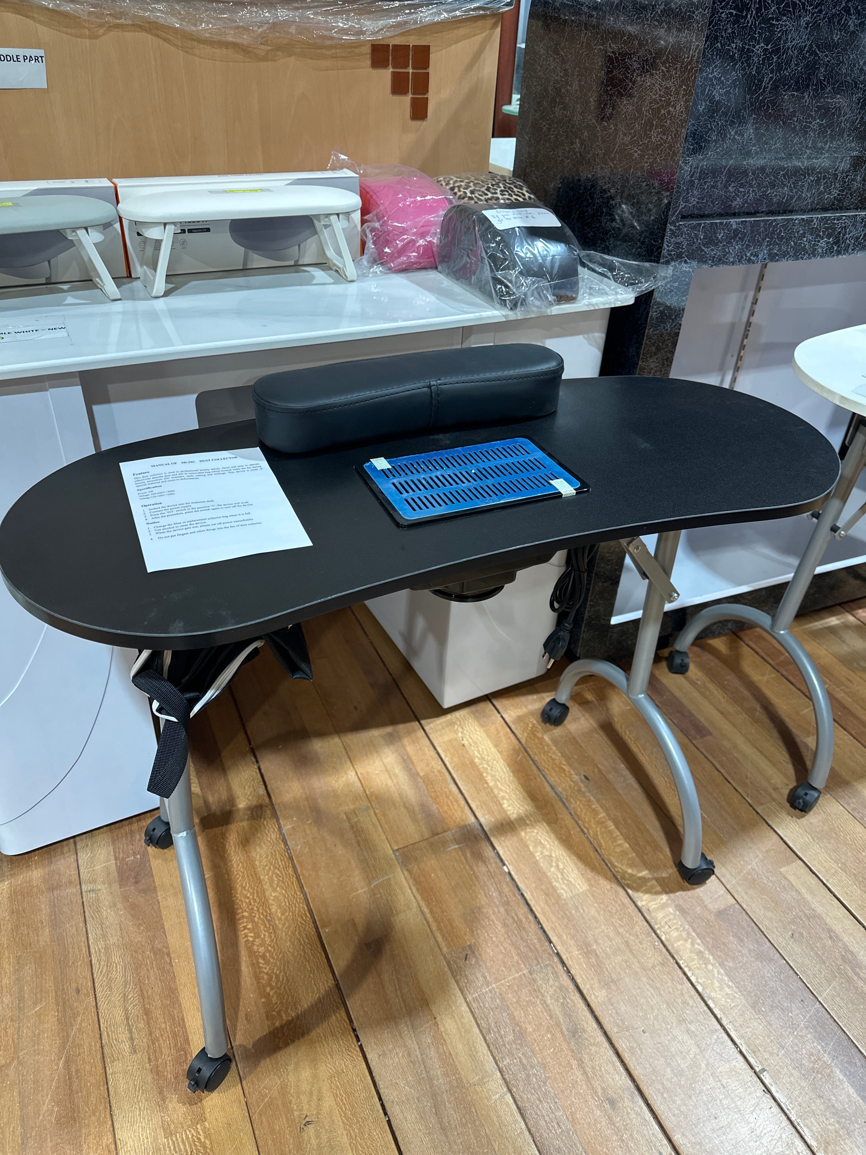 FOLDING PORTABLE NAIL TABLE WITH VENT - black/white