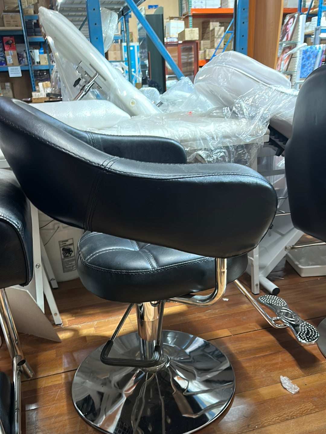 CHI BC BARBER CHAIR W/ METAL FOOTREST