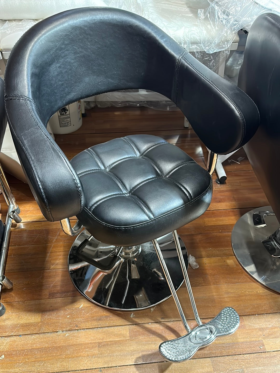 CHI BC BARBER CHAIR W/ METAL FOOTREST
